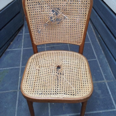 Krzesło z dziurawą tapicerką ratanową