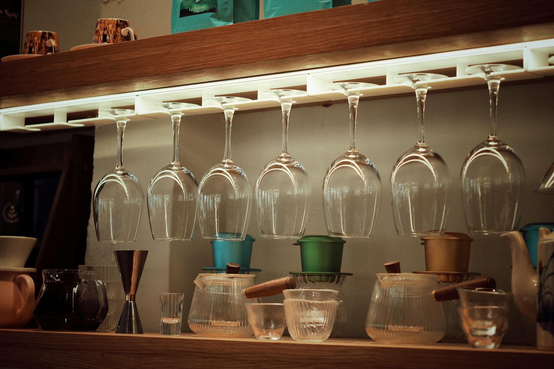 Elegancki domowy bar kawowy z akcesoriami i kieliszkami do wina