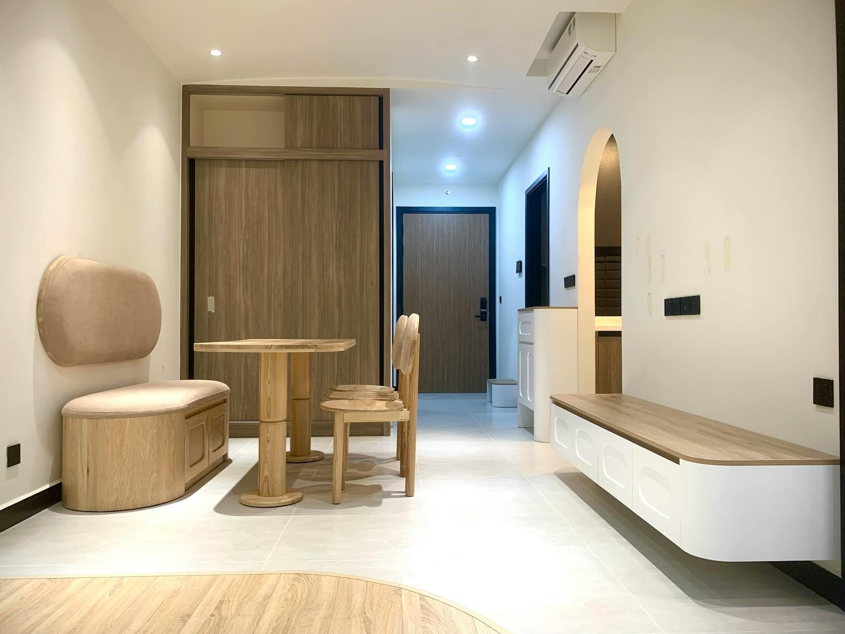 Nowoczesne stolarstwo w Warszawie: trendy w zabudowach do małych mieszkań Jasny salon w nowoczesnym mieszkaniu z drewnianymi meblami w Warszawie