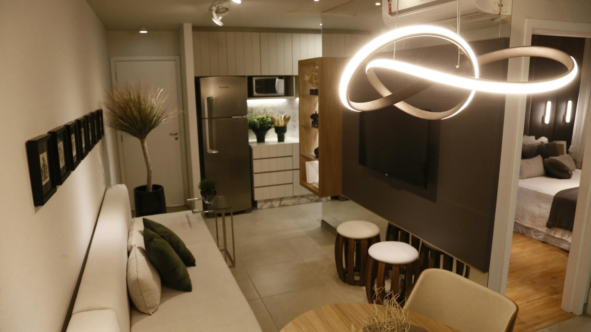 Nowoczesny salon w Warszawie z elegancką zabudową stolarską i oświetleniem