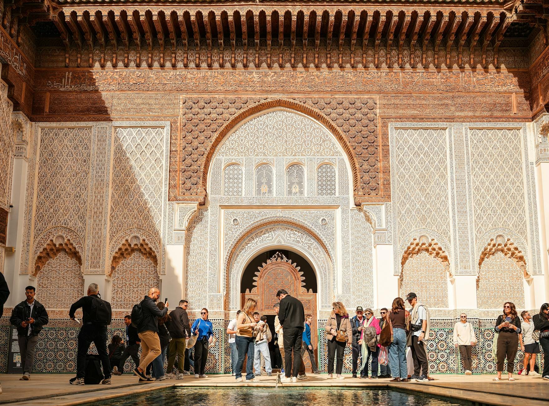 Turyści zwiedzają misterną architekturę medresy Ben Youssef w Marrakeszu Turyści zwiedzają misterną architekturę medresy Ben Youssef w Marrakeszu