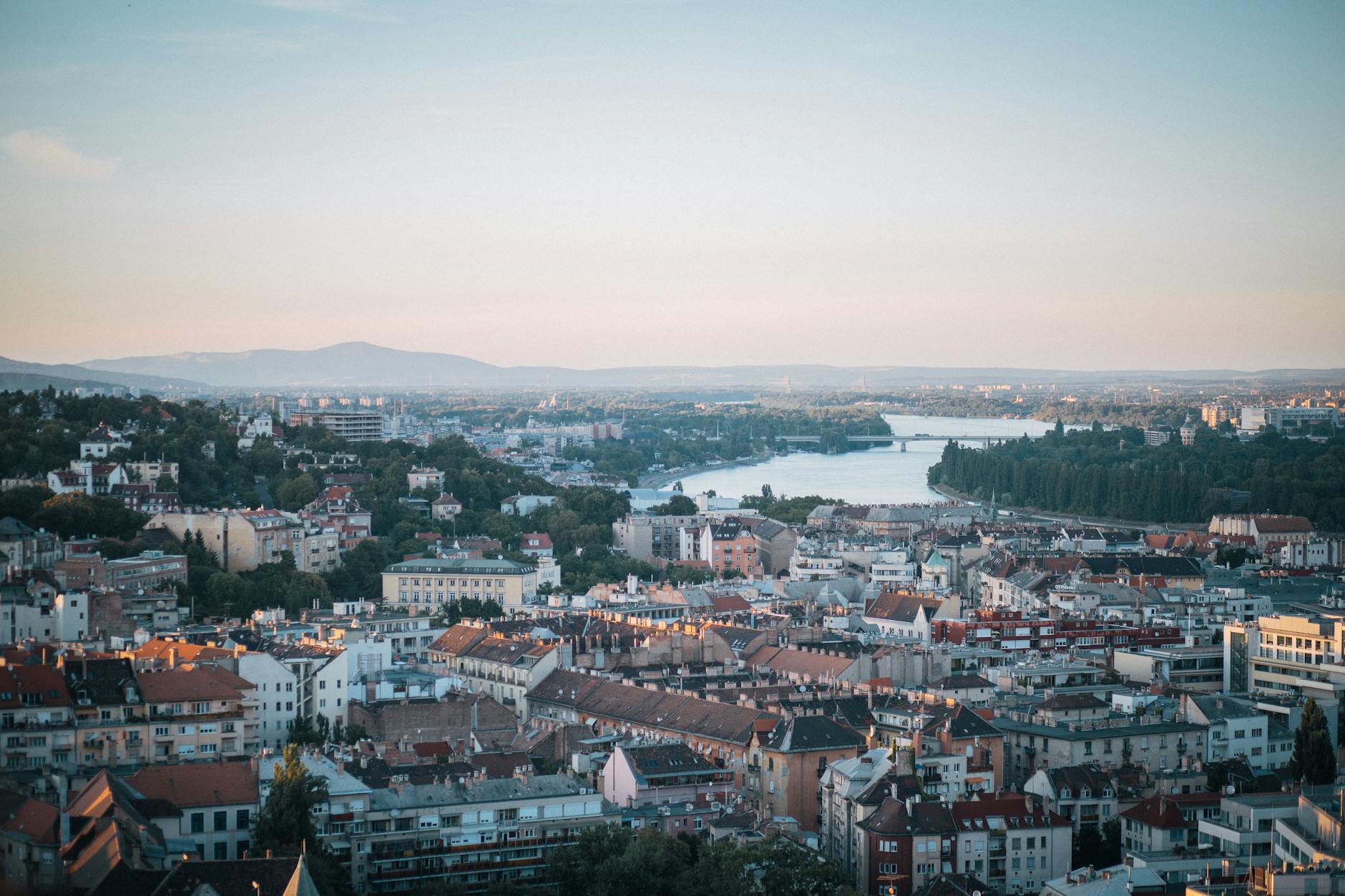 Budapeszt z lotu ptaka o zachodzie słońca nad Dunajem