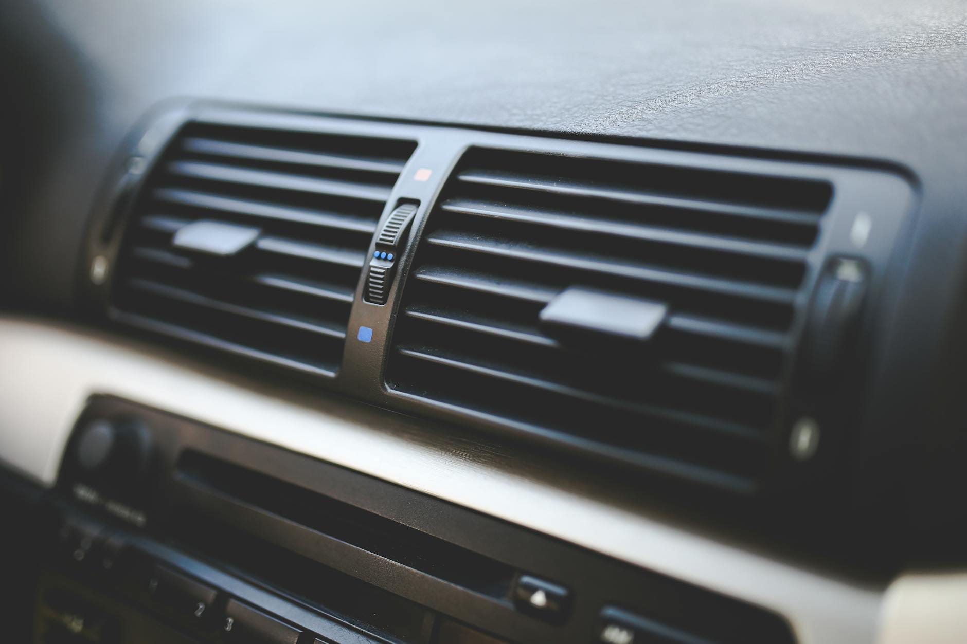 Kratki nawiewu klimatyzacji w nowoczesnym wnętrzu samochodu BMW