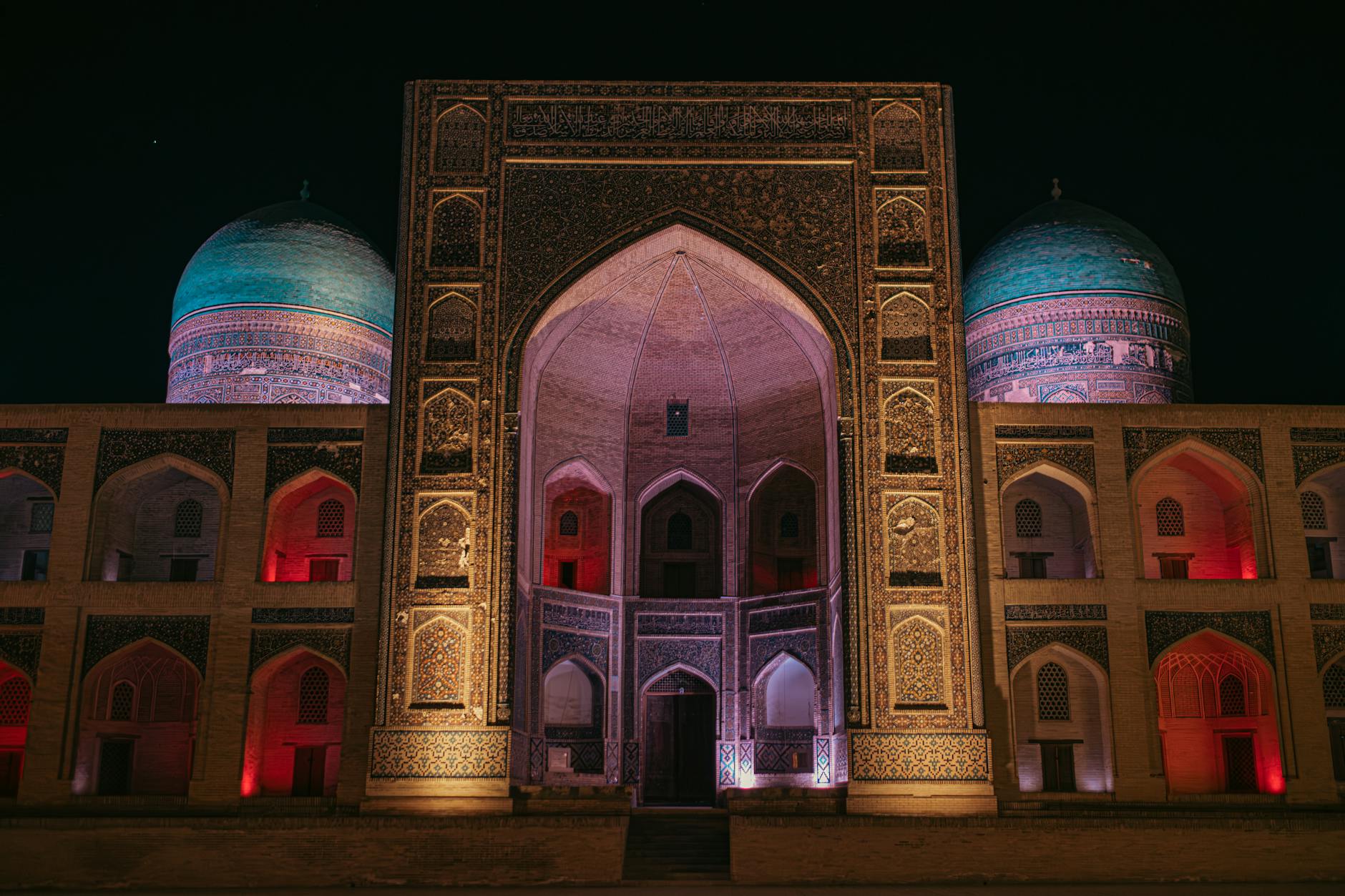 Uzbekistan – śladami Jedwabnego Szlaku: miasta, tradycje i smaki Azji Środkowej Nocne ujęcie oświetlonego kompleksu Po-i-Kalyan w Bucharze, Uzbekistan