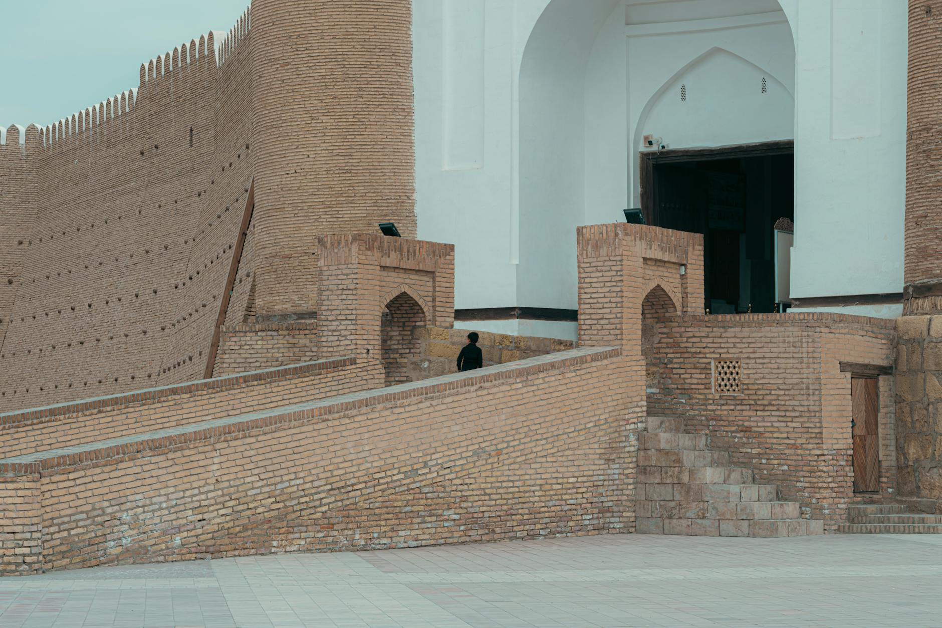 Wejście do twierdzy Ark w Bucharze, zabytkowa architektura Uzbekistanu