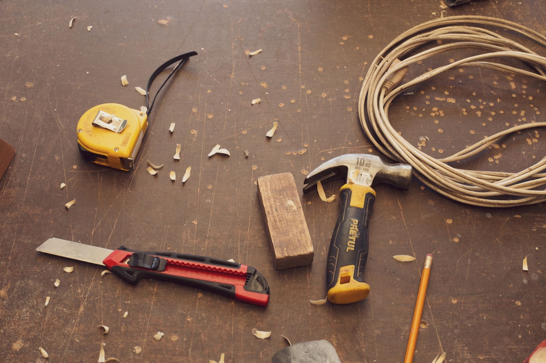 Narzędzia stolarskie na zagraconym warsztacie podczas pracy