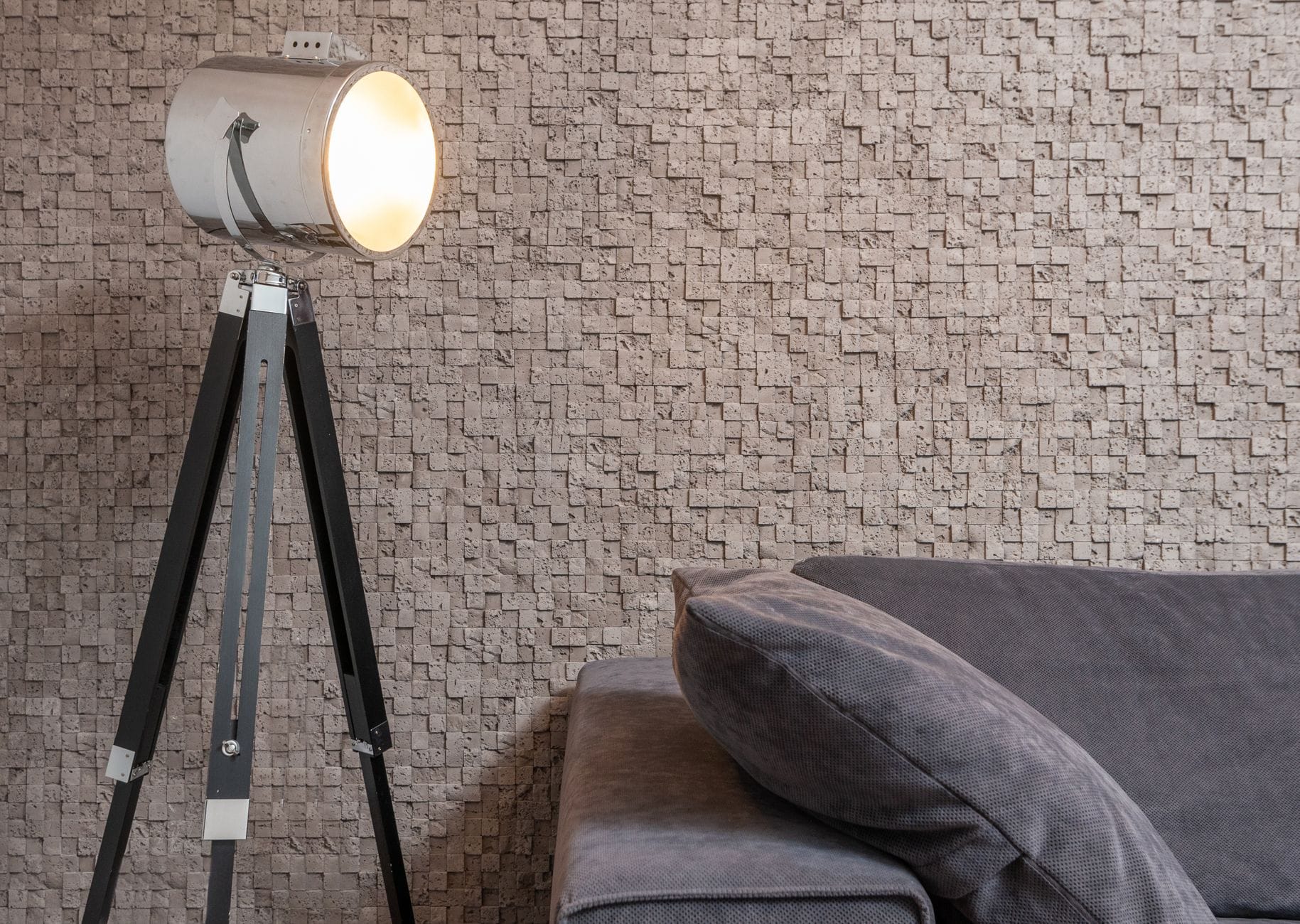 Nowoczesny salon w mieszkaniu oświetlony lampą projektora