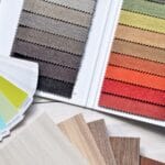 Kolorowe próbki tkanin i farb do wyboru materiałów wykończeniowych